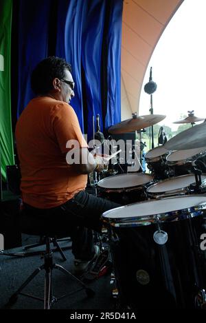 Ein Bandmitglied des Ensembles Noite Brasil tritt im Rahmen der einmonatigen Feierlichkeiten des alljährlichen Sydney Festivals für das Jazz in the Domain-Event auf. The Domain, Royal Botanic Gardens, Sydney, Australien. 12.01.07. Stockfoto