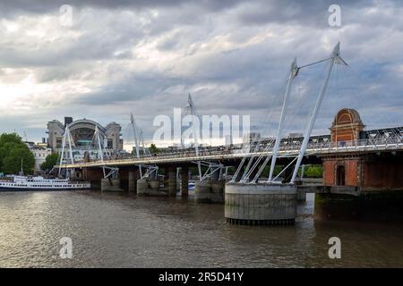 LONDON, ENGLAND - 10. AUGUST 2018: Blick auf den Bahnhof Charing Cross, die Hungerford Bridge und die Jubilee Bridge an einem bewölkten Sommernachmittag Stockfoto