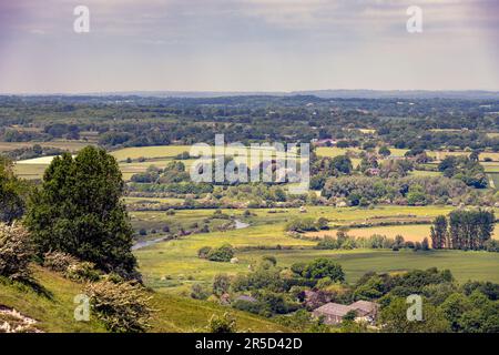 Blick vom Malling Down Naturschutzgebiet über den Fluss Ouse und die Ebene im Frühling, East Sussex, England Stockfoto