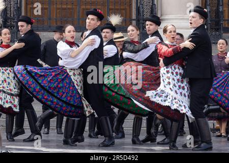 Budapest, Ungarn. 2. Juni 2023. Volkstänzer treten am 2. Juni 2023 auf, um den Tag der nationalen Einheit in Budapest, Ungarn, zu feiern. Kredit: Attila Volgyi/Xinhua/Alamy Live News Stockfoto