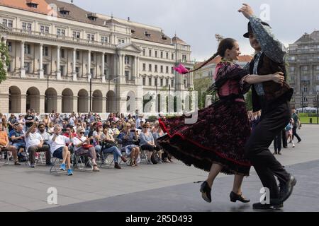 Budapest, Ungarn. 2. Juni 2023. Volkstänzer treten am 2. Juni 2023 auf, um den Tag der nationalen Einheit in Budapest, Ungarn, zu feiern. Kredit: Attila Volgyi/Xinhua/Alamy Live News Stockfoto