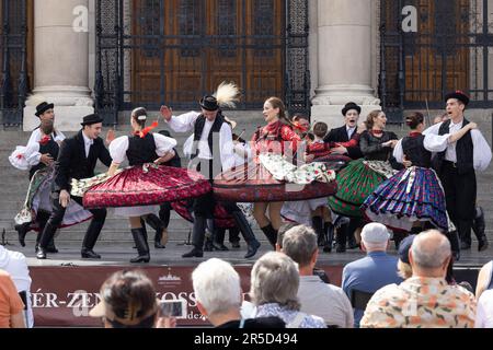 Budapest, Ungarn. 2. Juni 2023. Volkstänzer treten am 2. Juni 2023 auf, um den Tag der nationalen Einheit in Budapest, Ungarn, zu feiern. Kredit: Attila Volgyi/Xinhua/Alamy Live News Stockfoto