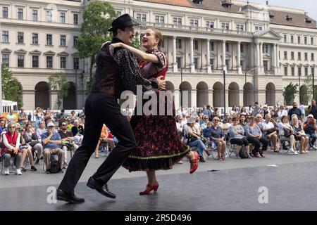 Budapest, Ungarn. 2. Juni 2023. Volkstänzer treten am 2. Juni 2023 auf, um den Tag der nationalen Einheit in Budapest, Ungarn, zu feiern. Kredit: Attila Volgyi/Xinhua/Alamy Live News Stockfoto