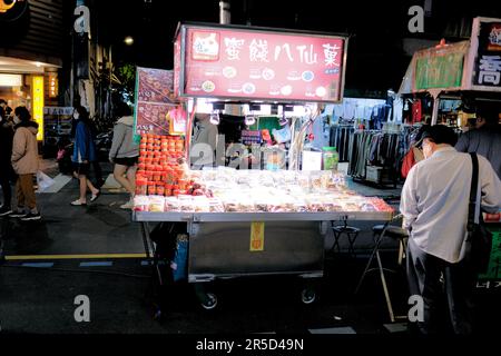 Trockenobst- und Olivenstand auf dem Huaxi Street Tourist Night Market in Taipei, Taiwan; Street Food-Wagen und -Verkäufer; traditionelle taiwanesische Speisen. Stockfoto