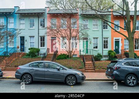 Farbenfrohe Stadthäuser im Bezirk Georgetown, Washington DC, USA. Stockfoto