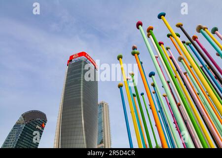 MAILAND, ITALIEN - 10. APRIL 2023: Einkaufsviertel Citylife mit den berühmten drei Türmen. Torre Allianz, Torre Generali, Torre pwc Stockfoto