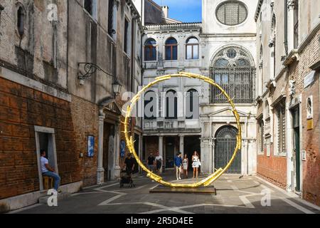 Hof der Scuola Grande di San Giovanni Evangelista (Viertel San Polo) mit der Skulptur „die Sonne“ des Schweizer Künstlers Ugo Rondinone, Venedig Stockfoto