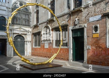 Hof der Scuola Grande di San Giovanni Evangelista (Viertel San Polo) mit der Skulptur „die Sonne“ des Schweizer Künstlers Ugo Rondinone, Venedig Stockfoto