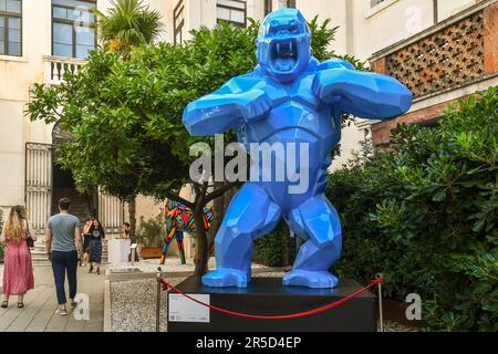 Acrylskulptur „Wild Kong“ von Richard Orlinski im Garten des Palazzo Mora, Europäisches Kulturzentrum, während der Biennale in Venedig Stockfoto