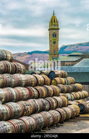 Whisky-Fässer mit Highland Parish Church im Hintergrund, Campbeltown, Schottland Stockfoto