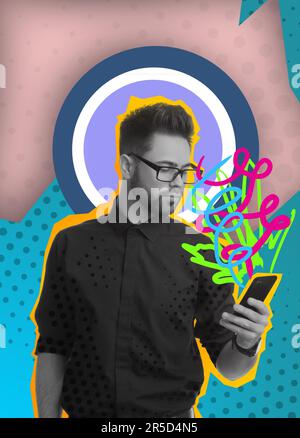 Stilvolle, kreative Kunstwerke. Mann, der das Telefon vor hellem Hintergrund benutzt Stockfoto