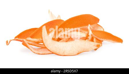 Ein Stapel trockener Orangenschalen, auf weiß isoliert Stockfoto