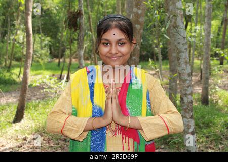 Namaste! Porträt von Happy Indian Teenage Girl Village, Indien Stockfoto