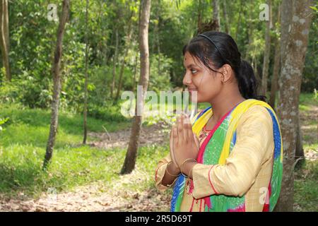 Namaste! Porträt von Happy Indian Teenage Girl Village, Indien Stockfoto