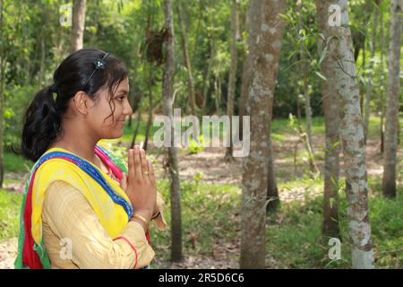 Namaste! Porträt von Happy Indian Teenage Girl Village, Indien Stockfoto