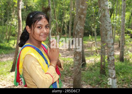 Namaste! Porträt von Happy Indian Teenage Girl Village, Indien Stockfoto