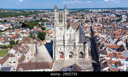 Luftaufnahme der Kathedrale Saint Etienne von Meaux, einer römisch-katholischen Kirche im Departement seine et Marne bei Paris, Frankreich Stockfoto