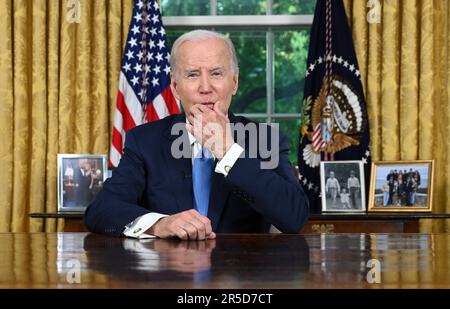 Washington, Vereinigte Staaten. 02. Juni 2023. US-Präsident Joe Biden spricht im Oval Office des Weißen Hauses in Washington, DC, am 2. Juni 2023 an die Nation über die Abwendung der Zahlungsunfähigkeit und der parteiübergreifenden Haushaltsvereinbarung. Guthaben: Jim Watson/Pool über CNP/dpa/Alamy Live News Stockfoto