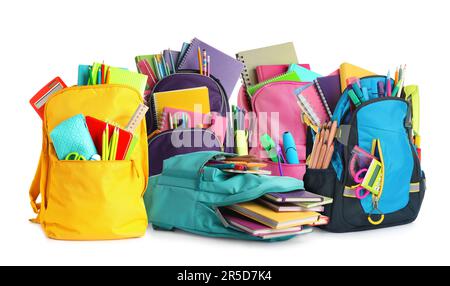 Set mit verschiedenen Rucksäcken und Schulpapier auf weißem Hintergrund Stockfoto