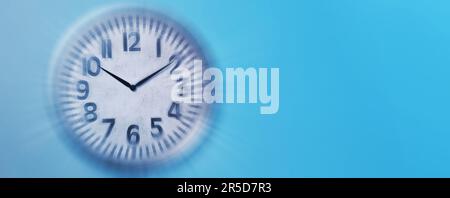 Ein vergängliches Zeitkonzept. Uhr auf hellblauem Hintergrund, Bewegungseffekt. Bannerdesign mit Platz für Text Stockfoto