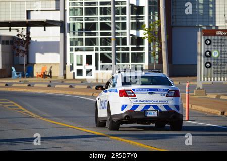 Halifax Regional Police Car fährt auf der Marginal Road im Hafen von Halifax, Nova Scotia, Kanada (2022) Stockfoto