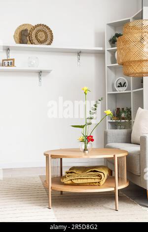 Wunderschönes Ikebana auf dem Couchtisch im Wohnzimmer Stockfoto