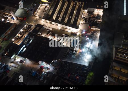 Cheston Road, Aston, Birmingham, 3. Juni 2023 - Luftaufnahmen eines Schrottplatzes in Aston Birmingham. Die Feuerwehr der West Midlands wurde gerufen, um einen Brand in einem Schrottplatz in der Cheston Road, Aston, in Birmingham zu melden. Anfangs wurden Crews aus Aston und ward End mobilisiert. Aufgrund der Anzahl der Anrufe und der Informationen der Anrufer wurden jedoch zusätzliche Feuerwehrleute für den Vorfall mobilisiert. Derzeit sind insgesamt zehn Feuerwehrleute (60 Feuerwehrleute) anwesend, die von einer hydraulischen Hubplattform und unserer Großraumpumpenanlage unterstützt werden. Der Vorfall betrifft eine große Menge an Schrott Stockfoto