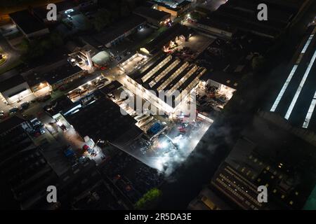 Cheston Road, Aston, Birmingham, 3. Juni 2023 - Luftaufnahmen eines Schrottplatzes in Aston Birmingham. Die Feuerwehr der West Midlands wurde gerufen, um einen Brand in einem Schrottplatz in der Cheston Road, Aston, in Birmingham zu melden. Anfangs wurden Crews aus Aston und ward End mobilisiert. Aufgrund der Anzahl der Anrufe und der Informationen der Anrufer wurden jedoch zusätzliche Feuerwehrleute für den Vorfall mobilisiert. Derzeit sind insgesamt zehn Feuerwehrleute (60 Feuerwehrleute) anwesend, die von einer hydraulischen Hubplattform und unserer Großraumpumpenanlage unterstützt werden. Der Vorfall betrifft eine große Menge an Schrott Stockfoto