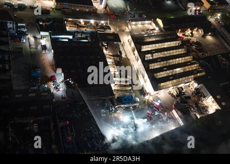 Cheston Road, Aston, Birmingham, 3. Juni 2023 - Luftaufnahmen eines Schrottplatzes in Aston Birmingham. Die Feuerwehr der West Midlands wurde gerufen, um einen Brand in einem Schrottplatz in der Cheston Road, Aston, in Birmingham zu melden. Anfangs wurden Crews aus Aston und ward End mobilisiert. Aufgrund der Anzahl der Anrufe und der Informationen der Anrufer wurden jedoch zusätzliche Feuerwehrleute für den Vorfall mobilisiert. Derzeit sind insgesamt zehn Feuerwehrleute (60 Feuerwehrleute) anwesend, die von einer hydraulischen Hubplattform und unserer Großraumpumpenanlage unterstützt werden. Der Vorfall betrifft eine große Menge an Schrott Stockfoto