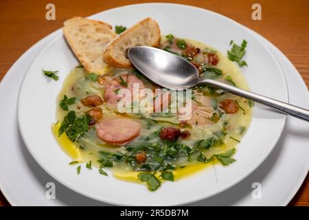 Traditionelle portugiesische Suppe namens Caldo Verde mit traditionellem Brot. „comida de verdade“ Stockfoto