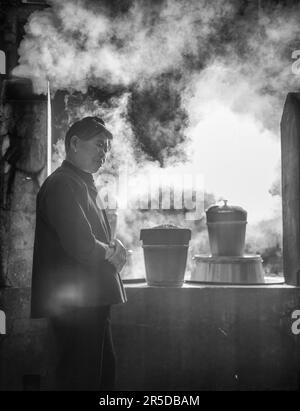 Liping County, Guizhou, China - 20 2023. April: Die einheimischen chinesischen Dong-Minderheiten kochen dampfschwarzen Reis am frühen Morgen, um das Guyu-Festival zu feiern. Stockfoto