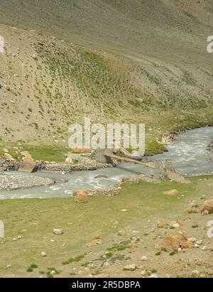Holzsteg im alten Stil über einen wunderschönen Fluss in Ladakh, INDIEN. Stockfoto