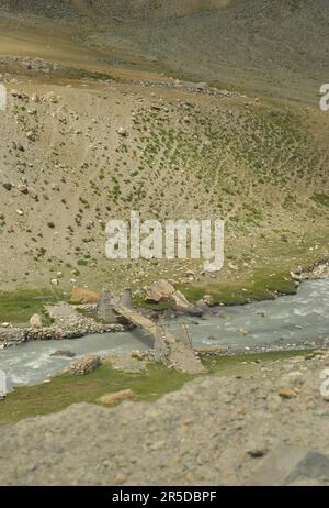 Holzsteg im alten Stil über einen wunderschönen Fluss in Ladakh, INDIEN. Stockfoto