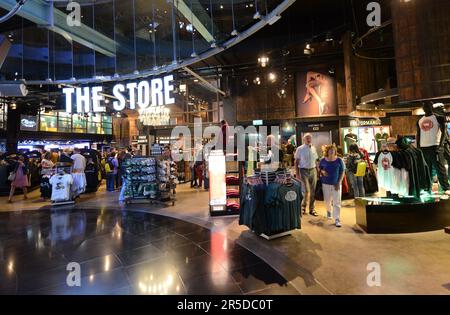 Der Souvenirladen im Guinness Storehouse in St. James Gate Brauerei in Dublin, Irland. Stockfoto