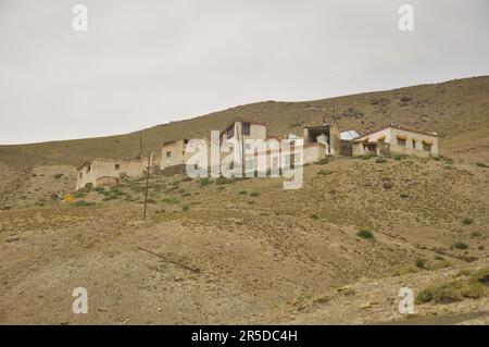 Landschaftsblick auf ein altes tibetisches buddhistisches Kloster am Berghang in Padum Stockfoto