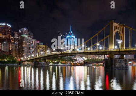 Andy Warhol Bridge und Downtown Pittsburgh bei Nacht Stockfoto