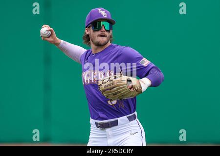 Baton Rouge, LA, USA. 2. Juni 2023. Dylan Crews von LSU (3) kehrt während der NCAA Baseball Regional Action zwischen der Tulane Green Wave und den LSU Tigers im Alex Box Stadium, Skip Bertman Field in Baton Rouge, LA, ins Infield zurück. Jonathan Mailhes/CSM/Alamy Live News Stockfoto