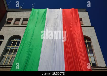 Salerno, Kampanien, Italien. 2. Juni 2023. Feuerwehr des Provinzkommandos von Salerno auf der Piazza Amendola, während sie die lange italienische Flagge früh am Morgen anlässlich der Feierlichkeiten zum „2. Juni des Tages der Italienischen Republik“ auf dem Gebäude des Polizeihauptquartiers anlässlich der Feierlichkeiten arrangieren (Bild: © Pasquale Senatore/Pacific Press via ZUMA Press Wire) NUR ZUR REDAKTIONELLEN VERWENDUNG! Nicht für den kommerziellen GEBRAUCH! Kredit: ZUMA Press, Inc./Alamy Live News Stockfoto