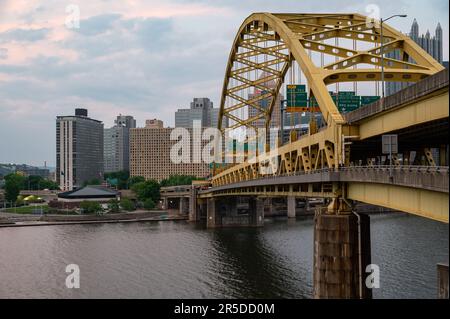 Die Fort Pitt Bridge in Pittsburgh, Pennsylvania Stockfoto