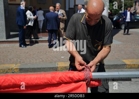 Salerno, Kampanien, Italien. 2. Juni 2023. Feuerwehr des Provinzkommandos von Salerno auf der Piazza Amendola, während sie die lange italienische Flagge früh am Morgen anlässlich der Feierlichkeiten zum „2. Juni des Tages der Italienischen Republik“ auf dem Gebäude des Polizeihauptquartiers anlässlich der Feierlichkeiten arrangieren (Bild: © Pasquale Senatore/Pacific Press via ZUMA Press Wire) NUR ZUR REDAKTIONELLEN VERWENDUNG! Nicht für den kommerziellen GEBRAUCH! Kredit: ZUMA Press, Inc./Alamy Live News Stockfoto