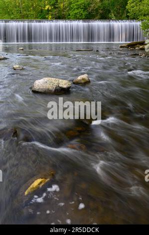 Daniels Dam und das fließende Wasser des Patapsco River im Patapsco River State Park, Maryland, USA Stockfoto