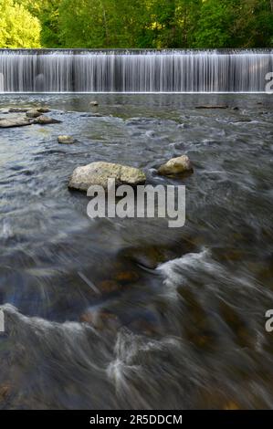 Daniels Dam und das fließende Wasser des Patapsco River im Patapsco River State Park, Maryland, USA Stockfoto