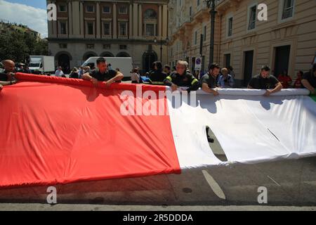 Salerno, Kampanien, Italien. 2. Juni 2023. Feuerwehr des Provinzkommandos von Salerno auf der Piazza Amendola, während sie die lange italienische Flagge früh am Morgen anlässlich der Feierlichkeiten zum „2. Juni des Tages der Italienischen Republik“ auf dem Gebäude des Polizeihauptquartiers anlässlich der Feierlichkeiten arrangieren (Bild: © Pasquale Senatore/Pacific Press via ZUMA Press Wire) NUR ZUR REDAKTIONELLEN VERWENDUNG! Nicht für den kommerziellen GEBRAUCH! Kredit: ZUMA Press, Inc./Alamy Live News Stockfoto