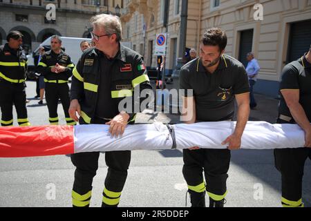 Salerno, Kampanien, Italien. 2. Juni 2023. Feuerwehr des Provinzkommandos von Salerno auf der Piazza Amendola, während sie die lange italienische Flagge früh am Morgen anlässlich der Feierlichkeiten zum „2. Juni des Tages der Italienischen Republik“ auf dem Gebäude des Polizeihauptquartiers anlässlich der Feierlichkeiten arrangieren (Bild: © Pasquale Senatore/Pacific Press via ZUMA Press Wire) NUR ZUR REDAKTIONELLEN VERWENDUNG! Nicht für den kommerziellen GEBRAUCH! Kredit: ZUMA Press, Inc./Alamy Live News Stockfoto