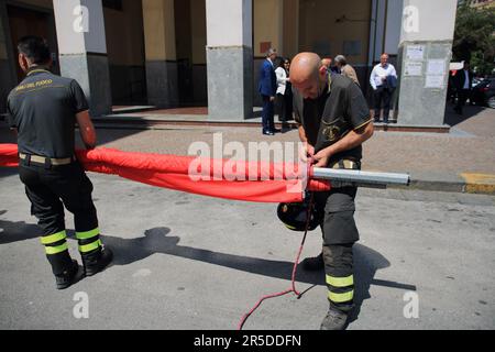 Salerno, Kampanien, Italien. 2. Juni 2023. Feuerwehr des Provinzkommandos von Salerno auf der Piazza Amendola, während sie die lange italienische Flagge früh am Morgen anlässlich der Feierlichkeiten zum „2. Juni des Tages der Italienischen Republik“ auf dem Gebäude des Polizeihauptquartiers anlässlich der Feierlichkeiten arrangieren (Bild: © Pasquale Senatore/Pacific Press via ZUMA Press Wire) NUR ZUR REDAKTIONELLEN VERWENDUNG! Nicht für den kommerziellen GEBRAUCH! Kredit: ZUMA Press, Inc./Alamy Live News Stockfoto