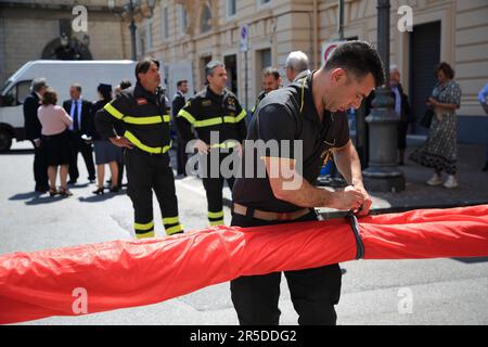 Salerno, Kampanien, Italien. 2. Juni 2023. Feuerwehr des Provinzkommandos von Salerno auf der Piazza Amendola, während sie die lange italienische Flagge früh am Morgen anlässlich der Feierlichkeiten zum „2. Juni des Tages der Italienischen Republik“ auf dem Gebäude des Polizeihauptquartiers anlässlich der Feierlichkeiten arrangieren (Bild: © Pasquale Senatore/Pacific Press via ZUMA Press Wire) NUR ZUR REDAKTIONELLEN VERWENDUNG! Nicht für den kommerziellen GEBRAUCH! Kredit: ZUMA Press, Inc./Alamy Live News Stockfoto