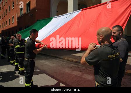 Salerno, Kampanien, Italien. 2. Juni 2023. Feuerwehr des Provinzkommandos von Salerno auf der Piazza Amendola, während sie die lange italienische Flagge früh am Morgen anlässlich der Feierlichkeiten zum „2. Juni des Tages der Italienischen Republik“ auf dem Gebäude des Polizeihauptquartiers anlässlich der Feierlichkeiten arrangieren (Bild: © Pasquale Senatore/Pacific Press via ZUMA Press Wire) NUR ZUR REDAKTIONELLEN VERWENDUNG! Nicht für den kommerziellen GEBRAUCH! Kredit: ZUMA Press, Inc./Alamy Live News Stockfoto