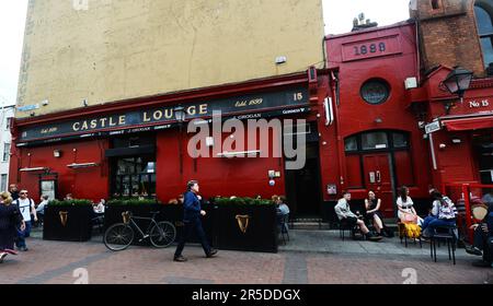 Einheimische und Touristen treffen sich im Grogans Pub in Dublin, Irland. Stockfoto