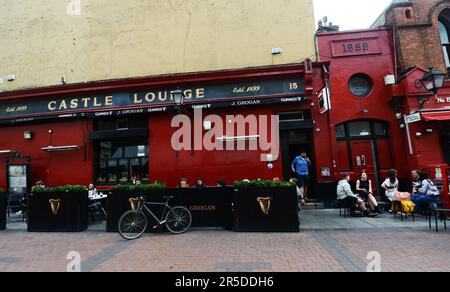 Einheimische und Touristen treffen sich im Grogans Pub in Dublin, Irland. Stockfoto