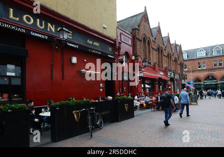 Einheimische und Touristen treffen sich im Grogans Pub in Dublin, Irland. Stockfoto